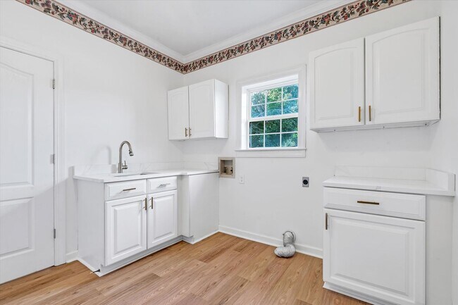 Building Photo - Spacious 5-Bedroom Home on 1.5+ Acres in West Side School District