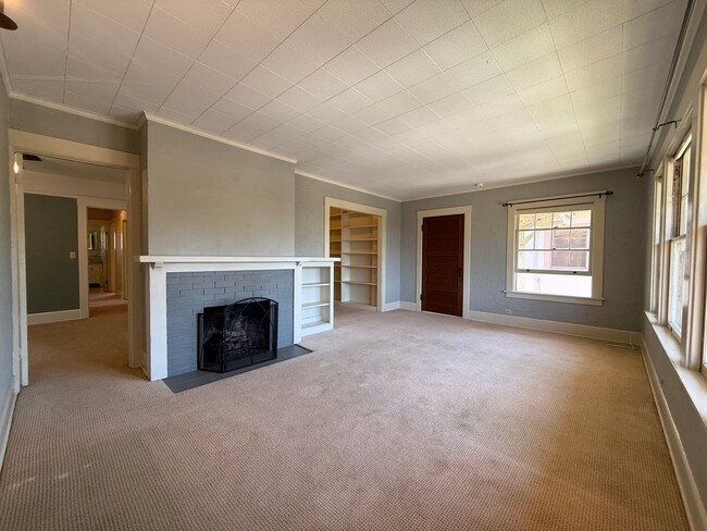 Building Photo - Fabulous Bankers Hill location 3 Bedroom Top-floor duplex unit