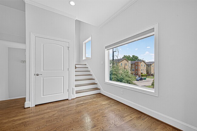 Building Photo - 1630 W 24th St