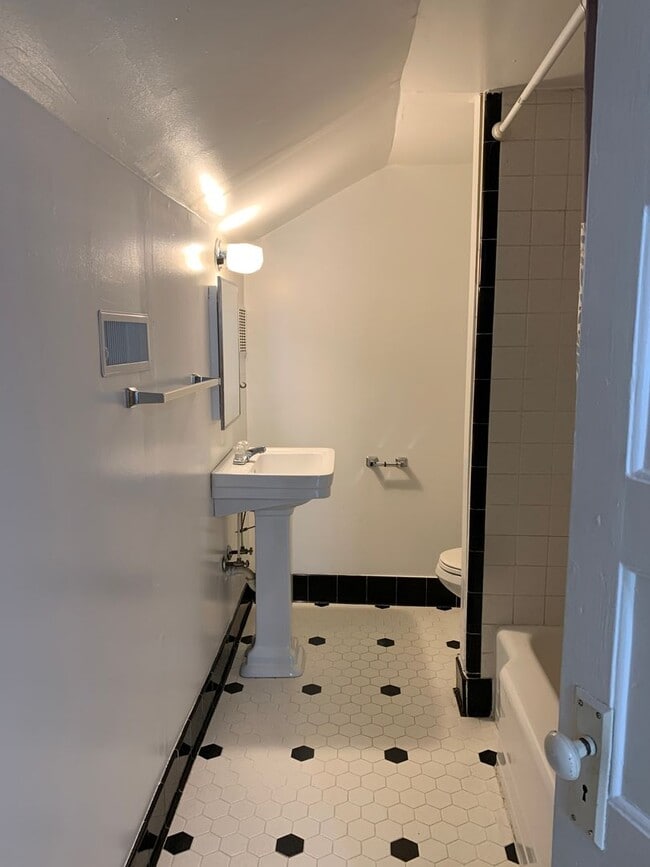 Building Photo - Studio Apartment on 2nd Floor of House Ava...