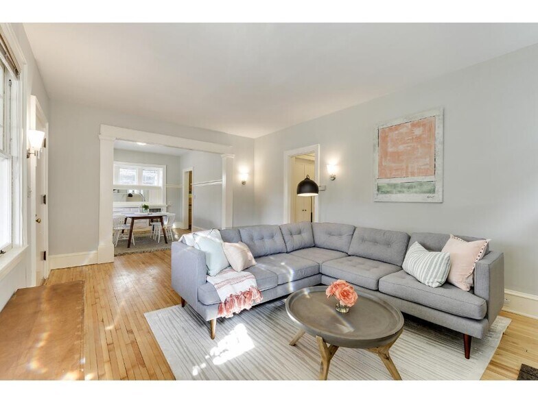 Building Photo - 818 W 42nd St