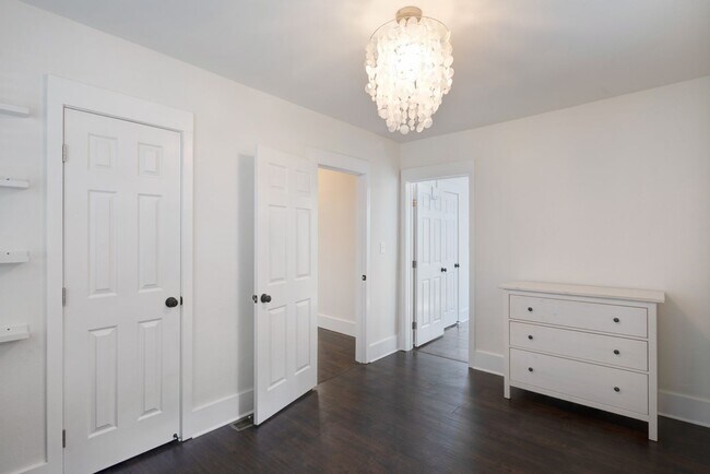 Building Photo - THREE BEDROOM / TWO BATH HOME IN NICE NEIG...