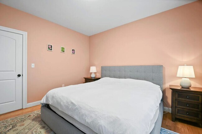 Building Photo - Renovated Apartment in Medford