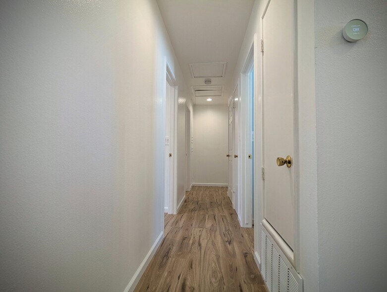 Building Photo - 2213 Newport Dr