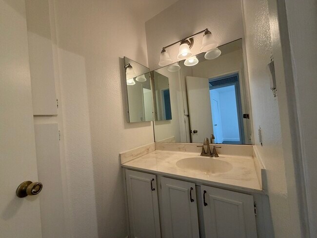 Building Photo - Carry Over Showing: This property has been shown before and will be rented to the first most qual...