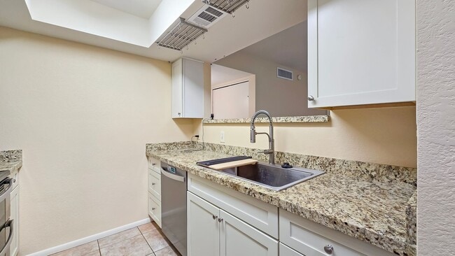Building Photo - Awesome 2bd/2ba Condo close to Tempe Town Lake, ASU, Sky Harbor, Freeway Access and Light Rail.