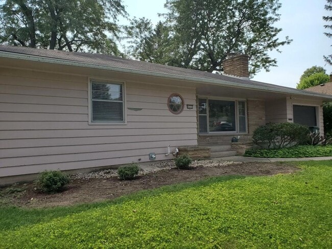 Building Photo - 2 Bedroom Single Family Home, Fall Move In!