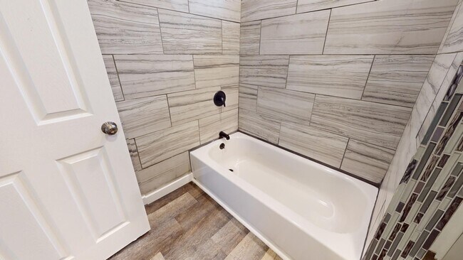 Building Photo - Clark / Fulton Area - 4 Bedrooms - Single ...