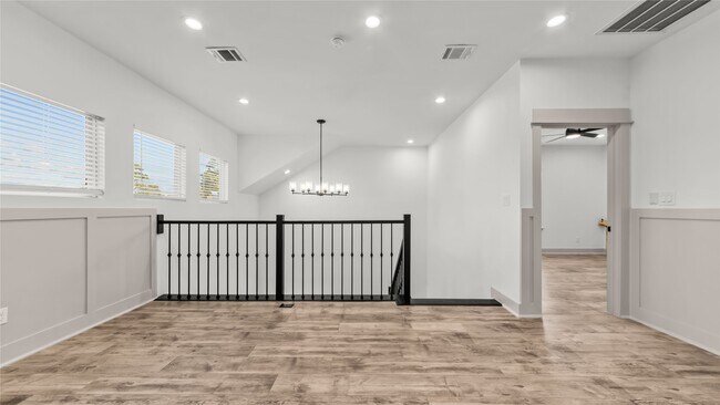 Building Photo - 517 Moore St