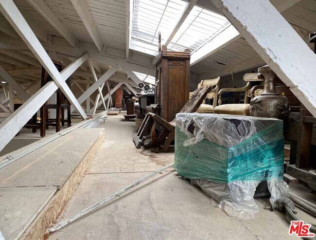 Building Photo - 2252 W Washington Blvd