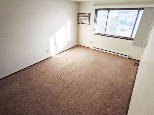 Building Photo - 1 Bedroom 1 bathroom apartment on the seco...