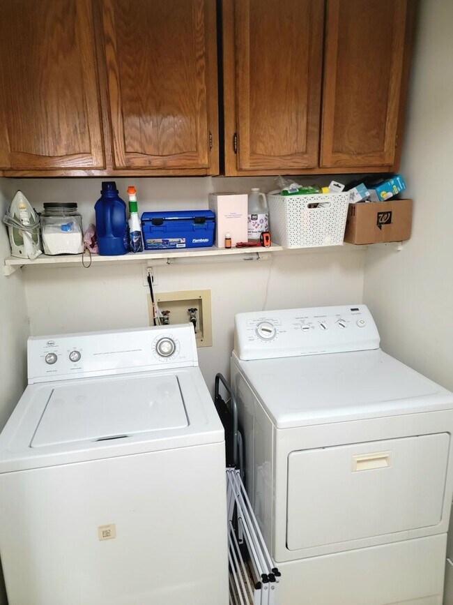 Building Photo - Great 2 Bedroom Townhouse for Rent in Western Henrico