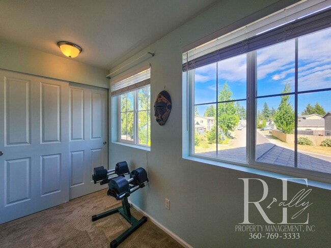 Building Photo - Spacious Silverdale Home with Large Fenced...