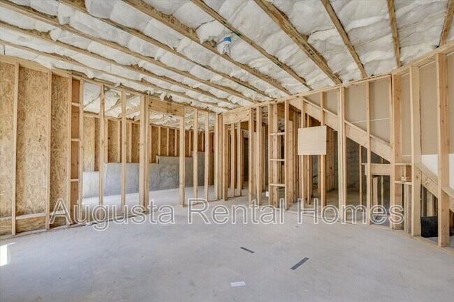 Building Photo - 560 Post Oak Ln