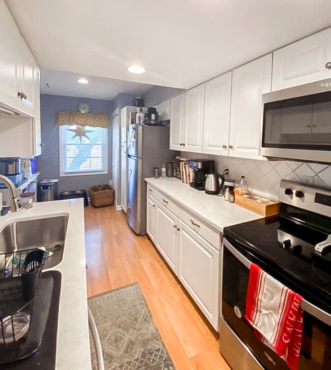 Building Photo - Beautiful 3 Bedroom 2.5 Bathroom Brick Fro...
