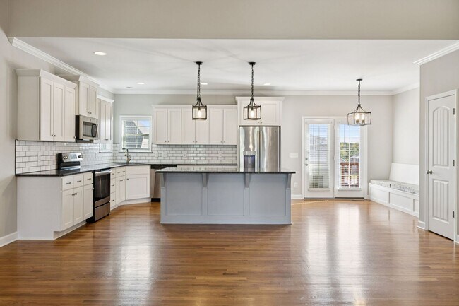 Building Photo - Welcome home to this beautifully maintaine...