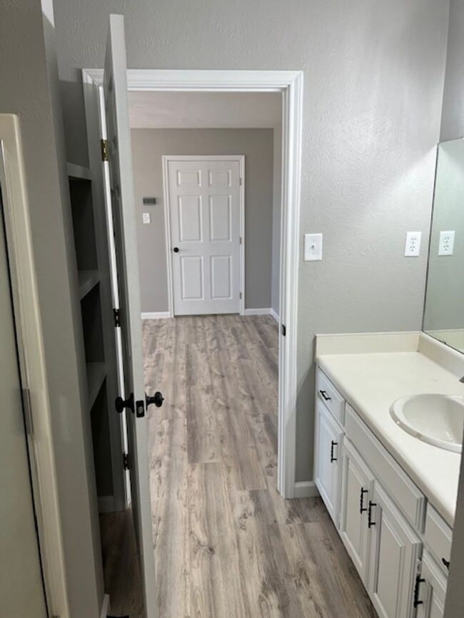 Building Photo - Recently remodeled 1/1 in the country. Hor...