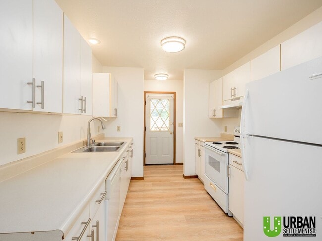 Building Photo - Upriver Dr. 3531-3533 E