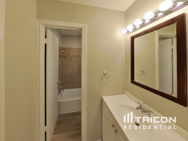 Building Photo - 2312 Vineyard Dr