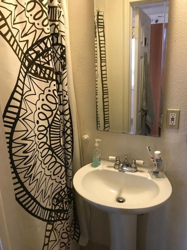 Building Photo - Aug. 2026 Pre-Lease Spacious 5-Bedroom Home in Desirable South Boulder Neighborhood