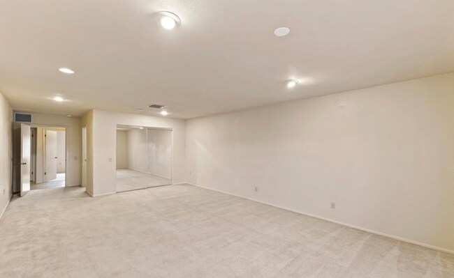 Building Photo - Great home in an active 55+ community!