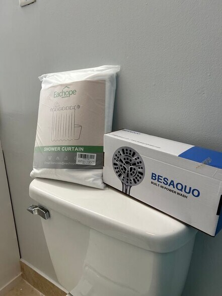 Building Photo - 2300 NE 1st Ln