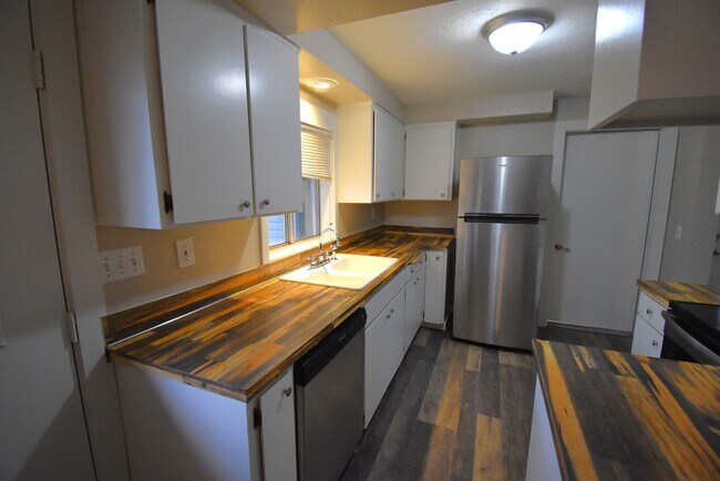 Building Photo - Modern home tucked away in the adorable little town of Brownsville.