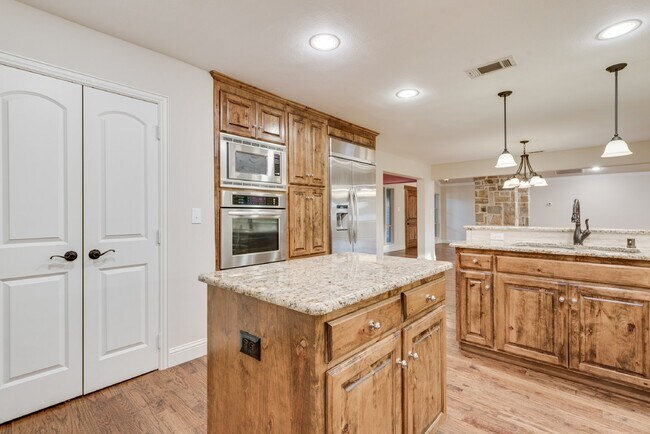 Building Photo - Spacious Elegance 5-Bed, 4.5-Bath Home with outside oasis