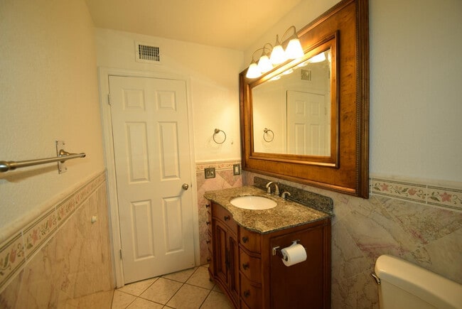 Building Photo - 2250 W Rockwell Dr