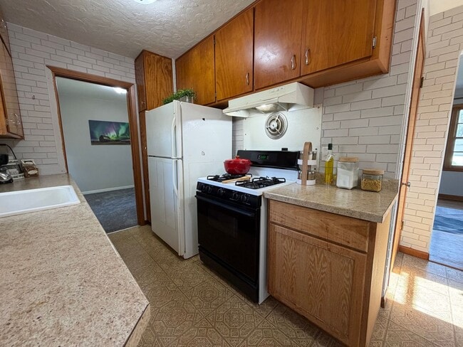 Building Photo - 3bed, 1bath home for rent in quiet Waterlo...