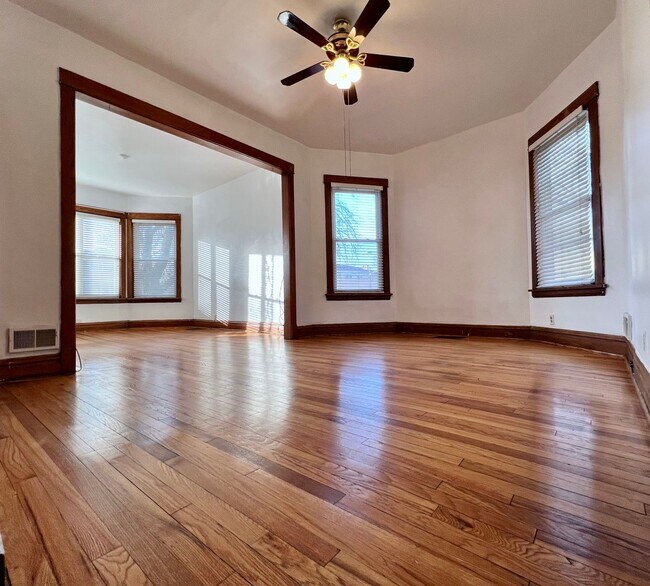 Building Photo - 2155 N Kilbourn Ave