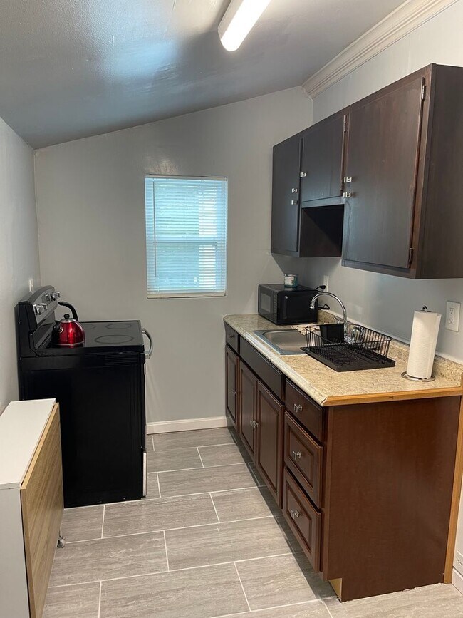 Building Photo - Spacious 1 Bedroom & den, 1 bath in Brandy...