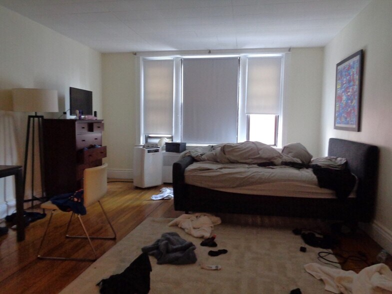 Building Photo - 41 Carlton St