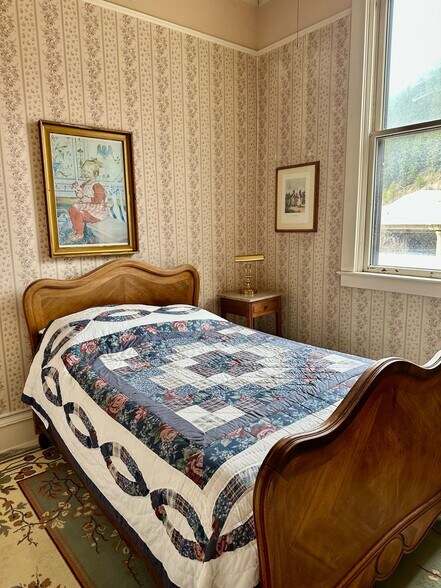 Building Photo - 304 6th St