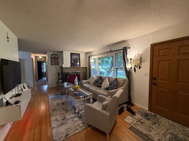 Building Photo - Beautiful 4 bed 2.5 Bath Bloomington SF Ho...