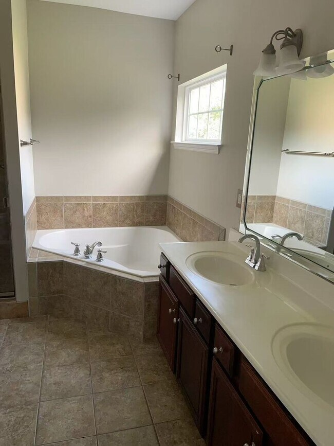 Building Photo - 4beds3bath House for rent