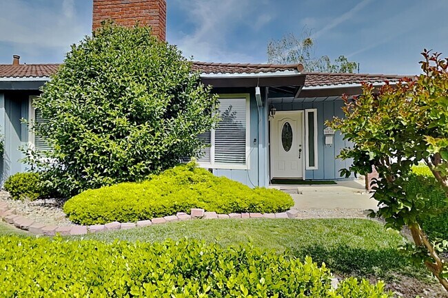 Building Photo - Halfplex with yard in South Land Park