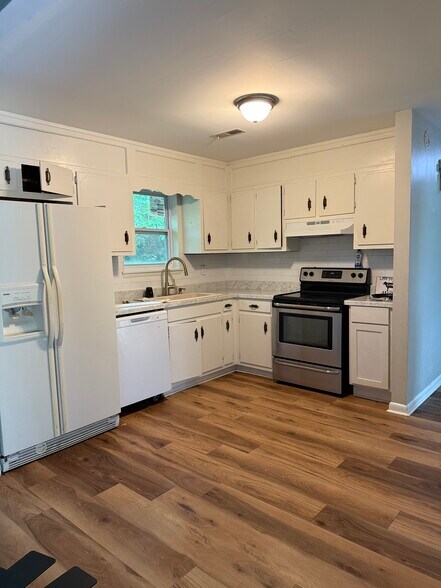 Building Photo - 121 Woodlawn Dr