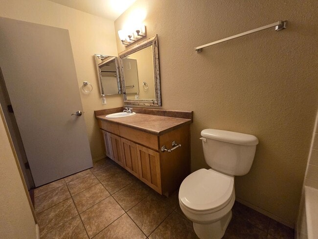 Building Photo - 2bd/2ba West-Flagstaff Condo -End-Unit - Near NAU/CCC! On NAU Bus Route! Students & Pets OK!! Ava...
