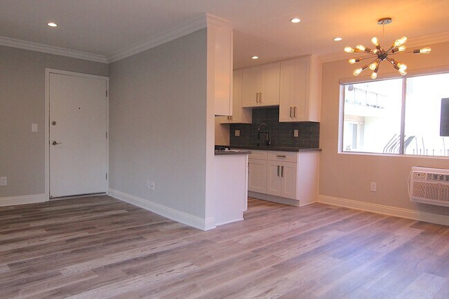 Building Photo - 1450 S Bundy Dr