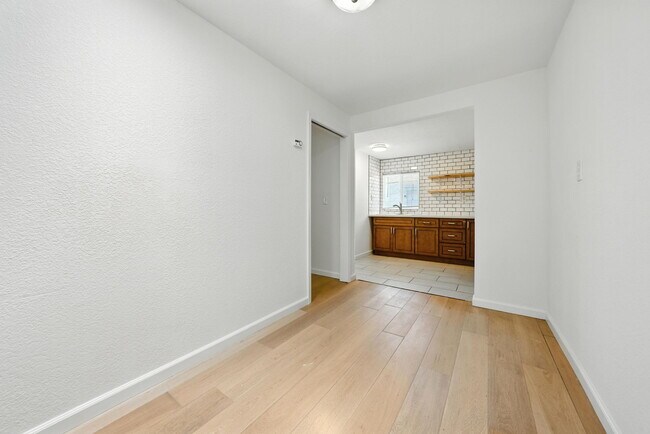 Building Photo - 5530 Laverne Ave