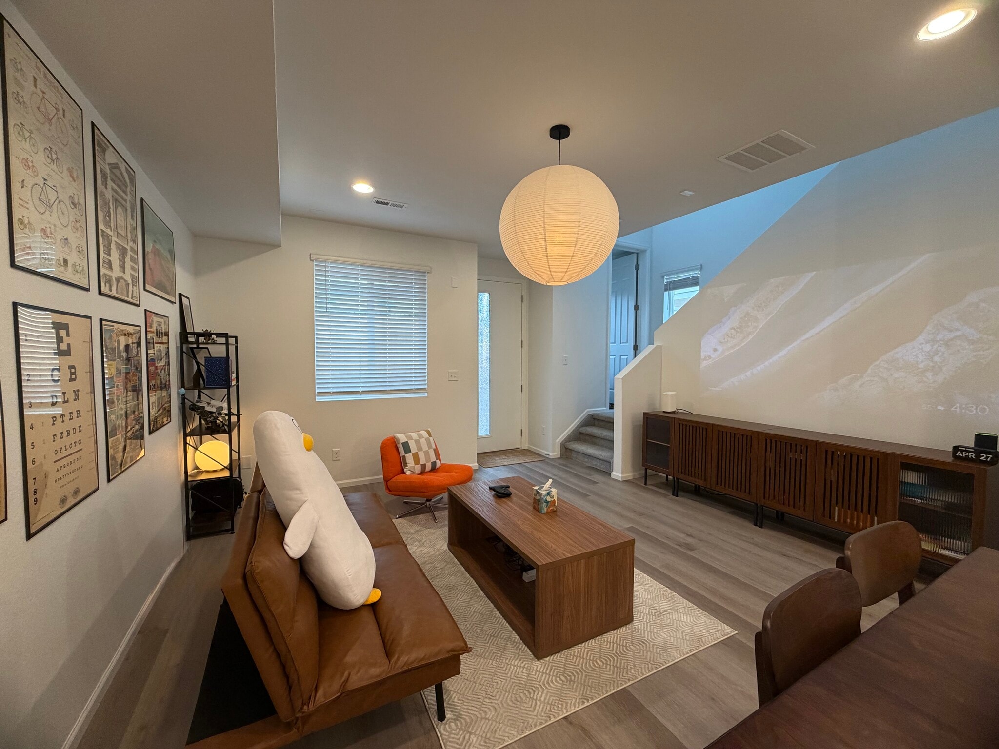 Living Room - 2434 Vanhoutte Vw