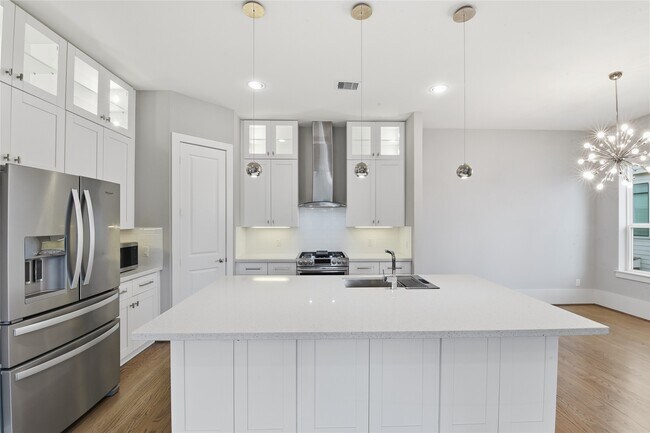 Building Photo - 1716 Ovid St