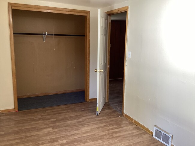 Building Photo - 3 Bedroom Single Family Home with Off stre...