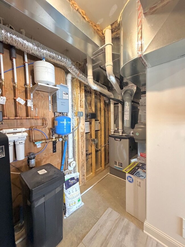 Building Photo - MUST SEE!  Gorgeous - Fully Furnished - New Construction Home in Delano.  No Detail Left To Be De...