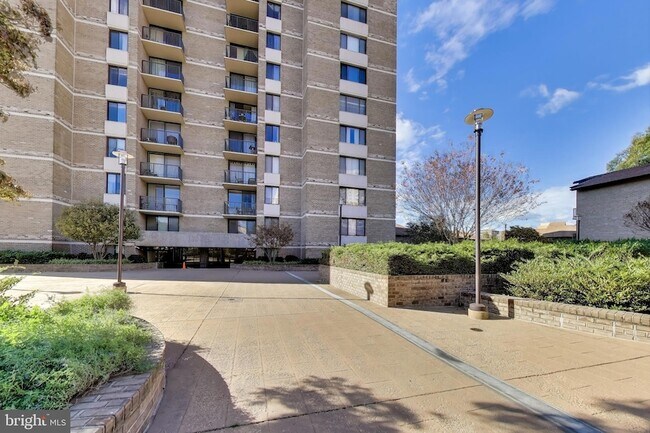 Building Photo - 4 Monroe St