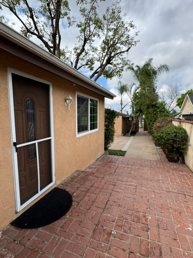 Building Photo - BEAUTIFUL TWO BEDROOM/ONE BATH HOME!