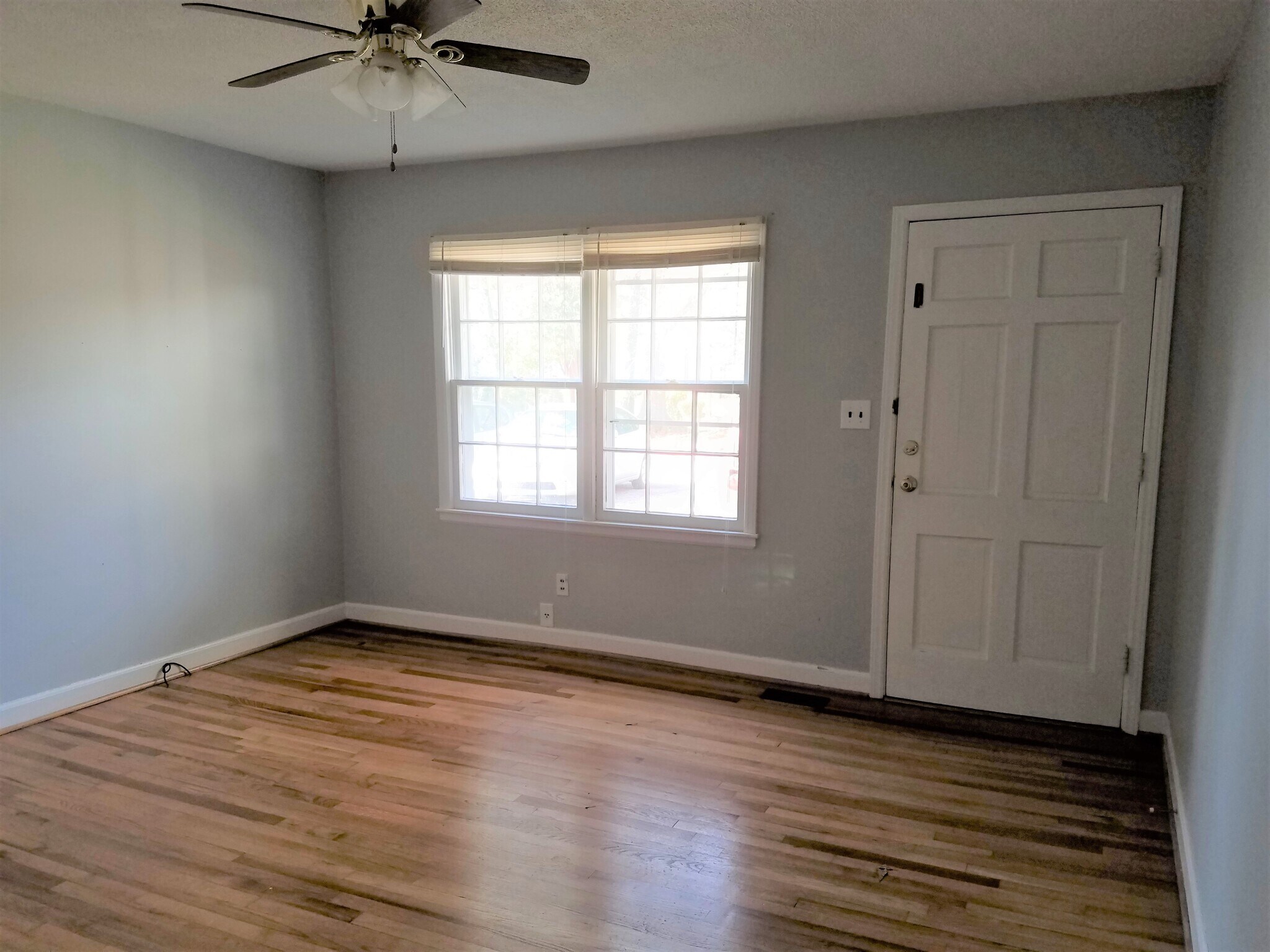 Living Room - 914 S Main St
