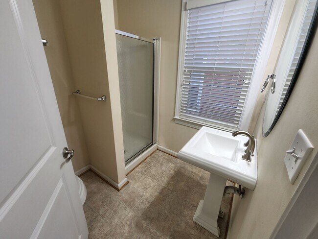 Building Photo - AVAILABLE for showing NOW for ODU FALL SEMESTER 2026!  5-Bedroom near ODU, Military Bases, Hospit...