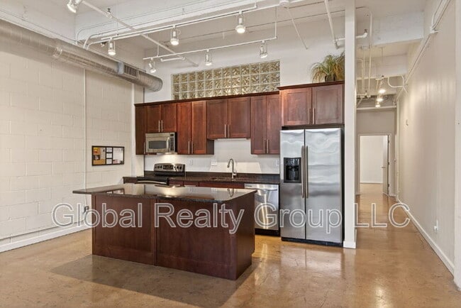 Building Photo - 1339 S Flores St